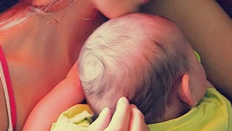 Секрет идеального объятия малыша назвали ученые