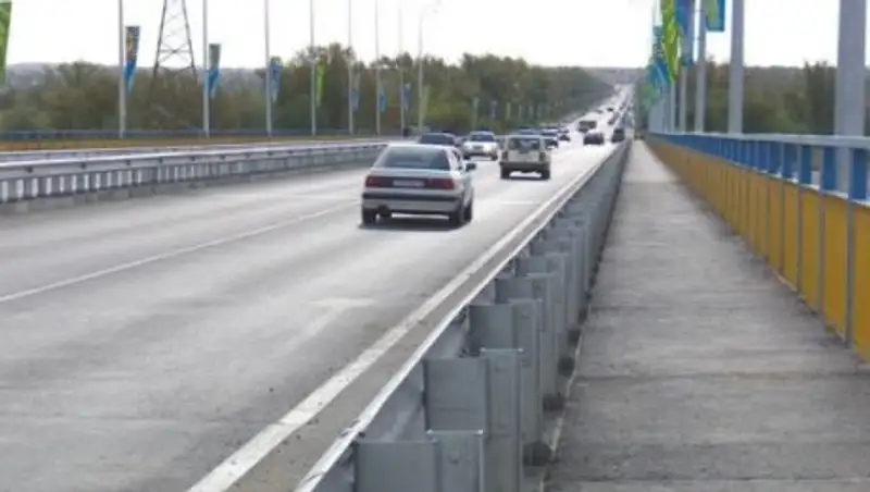 Девушка сбросилась с моста в Костанае