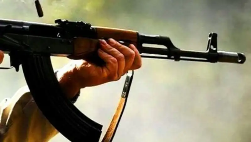 Шекарашы офицер тұрғындардан қорғанып, «Калашников» автоматынан оқ атқан