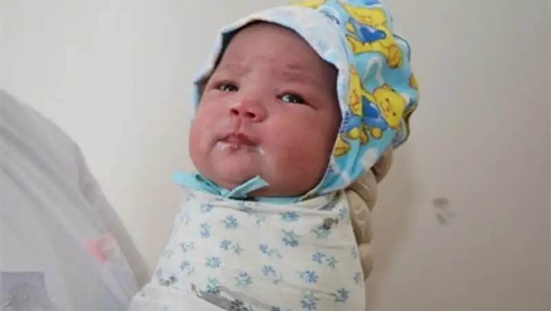 Малышку, родившуюся в туалете одной из квартир Актау, удочерили