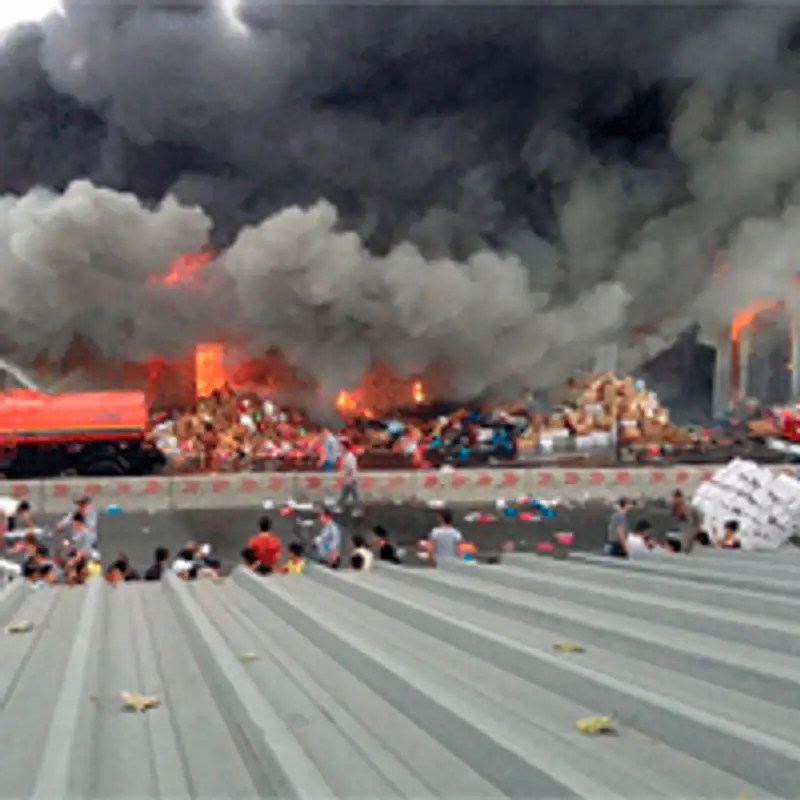 Крупный пожар на вещевом рынке в Алматы ликвидирован; жертв нет, фото - Новости Zakon.kz от 14.09.2013 15:34