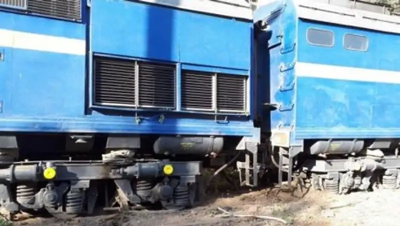 Тепловоз сошел с рельсов в Актобе