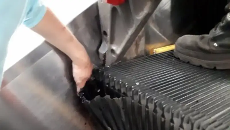 В Астане девочке зажало руки в эскалаторе