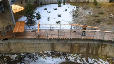 строители, речка, фото - Новости Zakon.kz от 05.04.2023 10:17