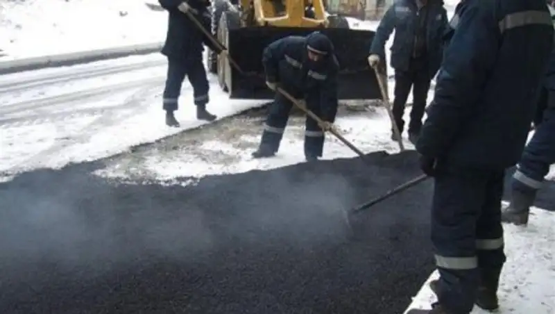 Асфальт на свежий снег уложили рабочие в костанайском поселке  