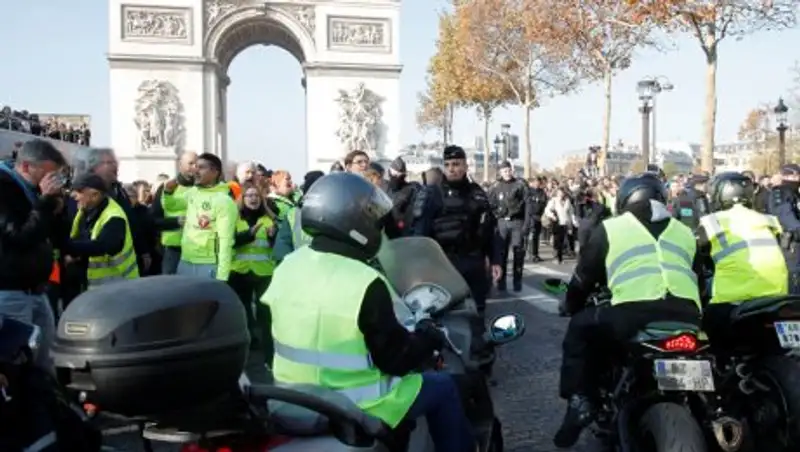 Массовые протесты против цен на топливо привели к жертвам во Франции