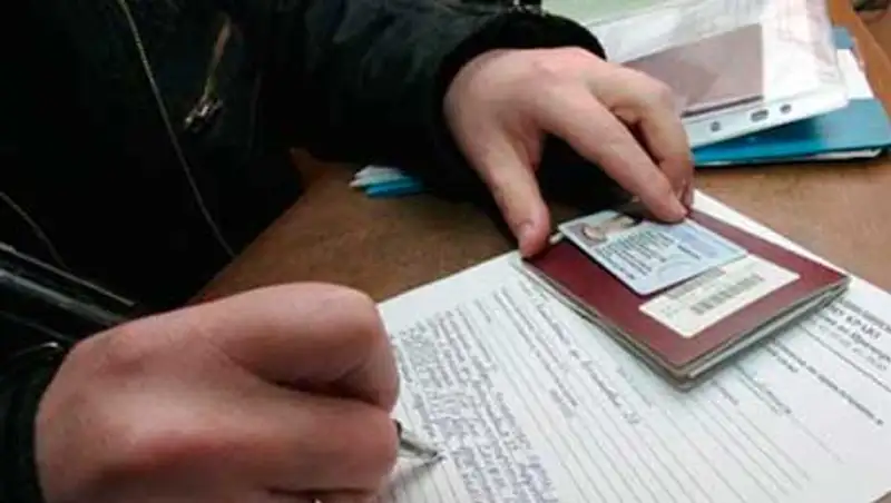 Азербайджанца с 15 паспортами задержали в астанинском аэропорту