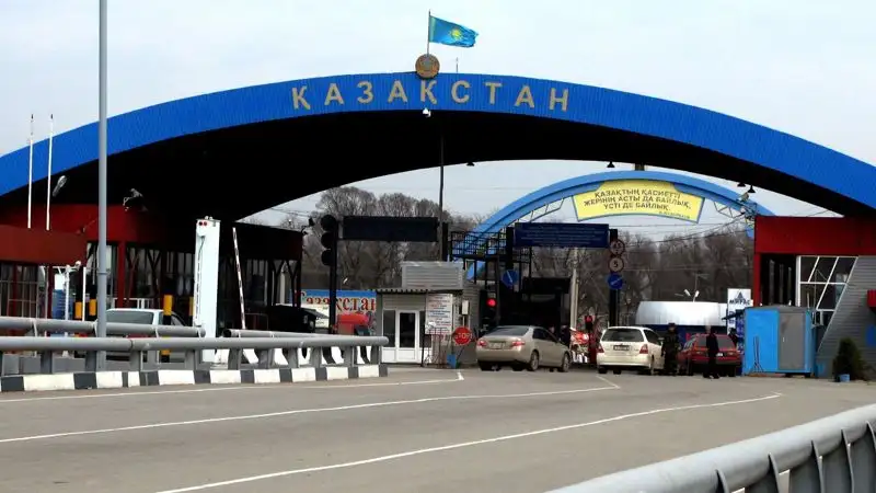 Фуры и легковые автомобили скопились на казахстанско-кыргызской границе