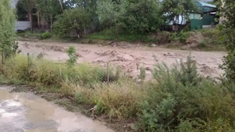 В Киргизии из-за ливня приостановили поиск пропавшего после оползня ребенка