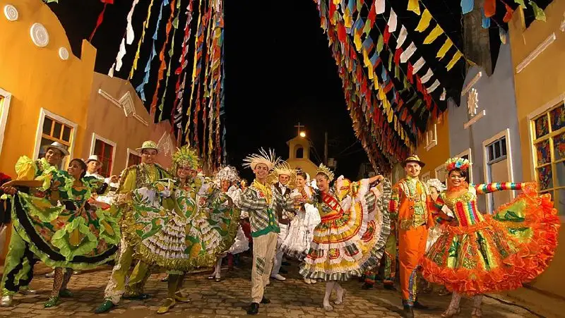 Бразилия может отказаться от карнавала в 2022 году из-за COVID-19