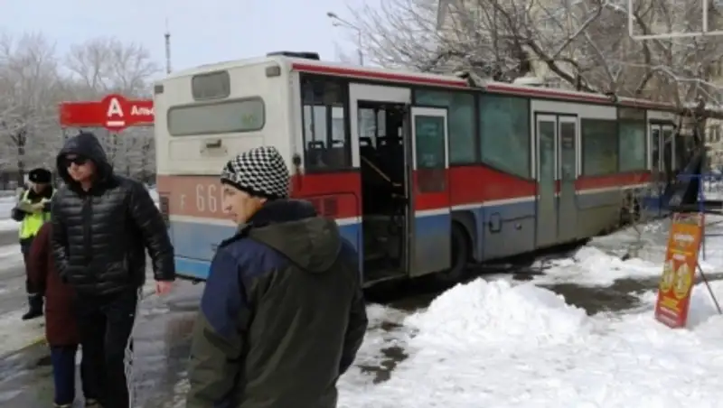 В Усть-Каменогорске автобус врезался в остановочный комплекс по вине водителя — полиция
