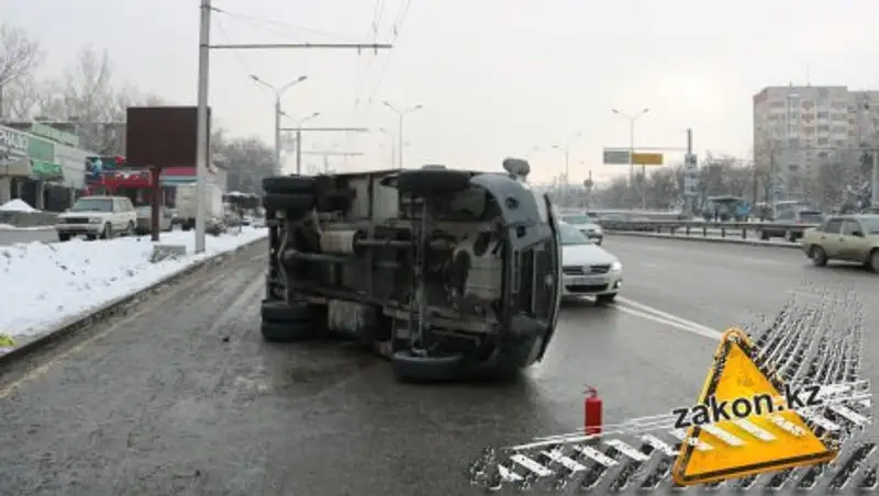 Газель опрокинулась на бок в Алматы