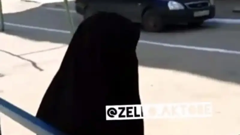В Актобе неизвестная женщина в никабе уговаривала детей уйти с ней 