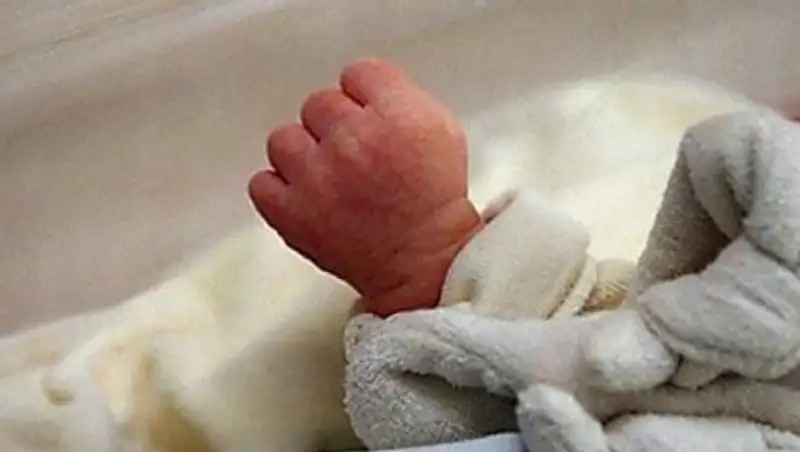 Полиция ЮКО ищет женщину, бросившую на улице новорожденную девочку