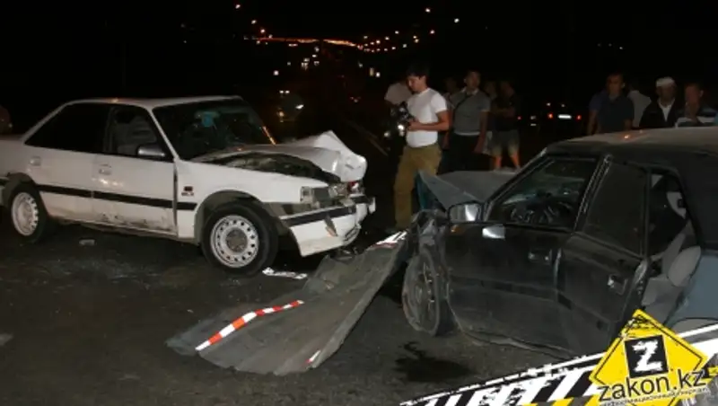 Беременная пострадала в результате мощного лобового столкновения двух Мазд в Алматы