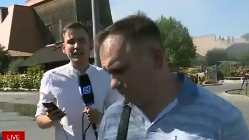 Полицейские установили личность прохожего, срывавшего съемку тележурналисту