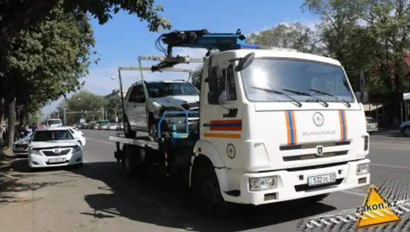 Mercedes протаранил припаркованные авто и опрокинулся в Алматы