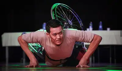 Трюки на коляске: шымкентец влюбил в себя международное жюри патриотическим танцем, фото - Новости Zakon.kz от 18.10.2023 15:05