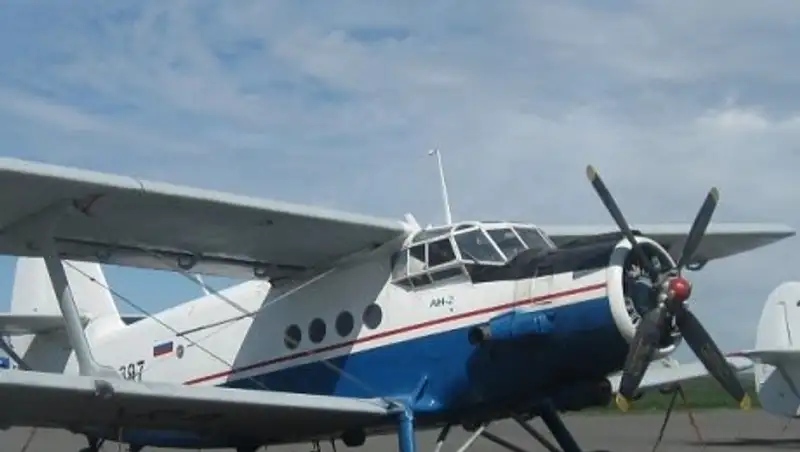 На Кубани судебный пристав залез на крыло взлетавшего самолета и остановил его