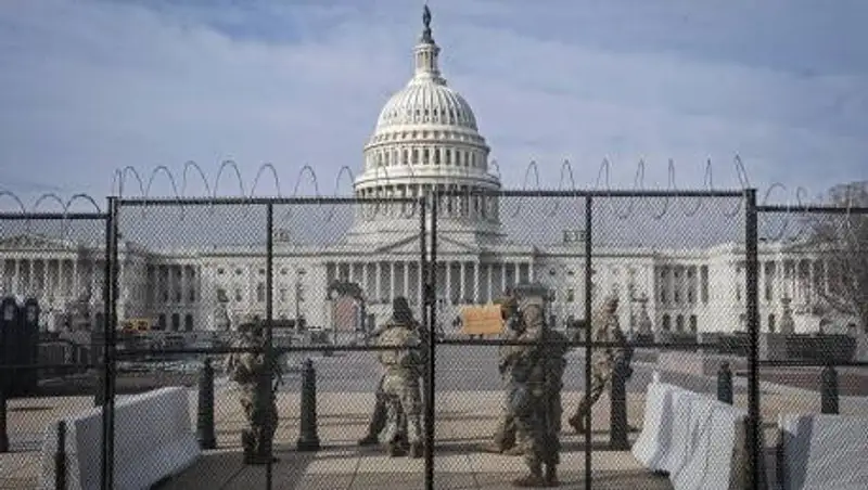 Автомобиль протаранил заграждение Капитолия – здание закрыли из-за "внешней угрозы"