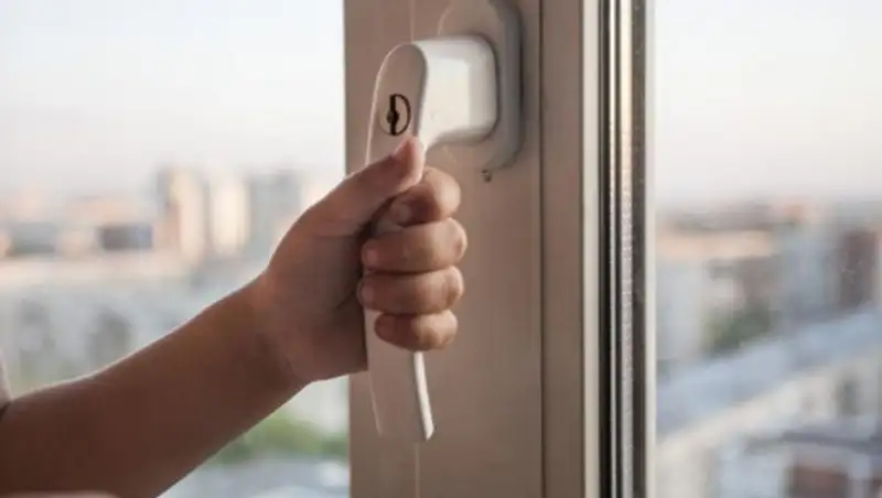 В Нур-Султане от падения из окна многоэтажки спасли двух детей