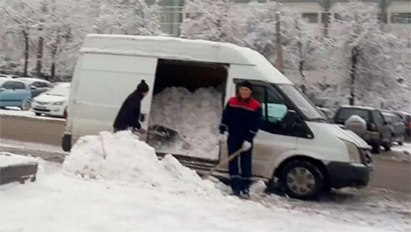 Фото дня: Снегом запасаются на Универсиаду??