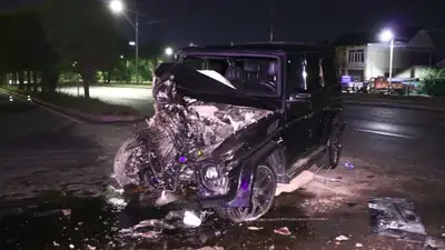 Mercedes врезался в автопоезд в центре Алматы, фото - Новости Zakon.kz от 27.09.2023 03:55