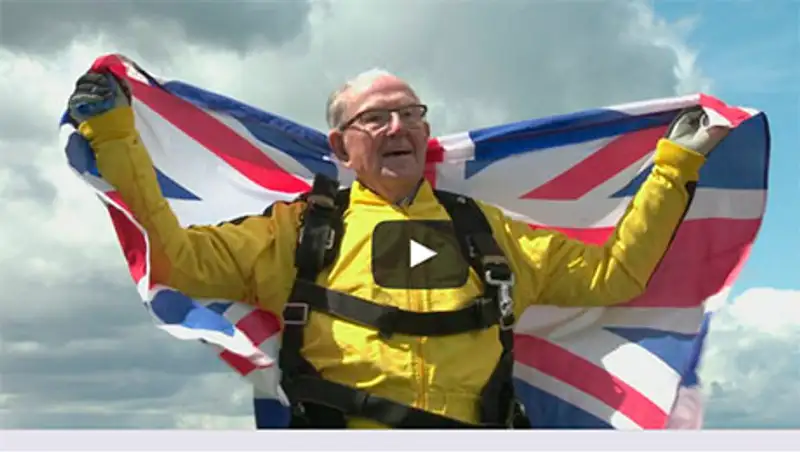 101-летний британец прыгнул с парашютом ради благотворительности