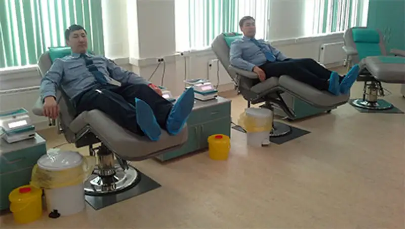 Для пострадавших в ДТП сотрудники ДВД Карагандинской обл сдали 15 литров крови