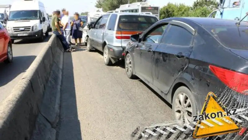 Крупное ДТП парализовало движение в нижней части Алматы
