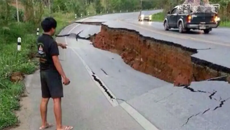 Землетрясение в Таиланде покалечило людей и изуродовало огромного Будду