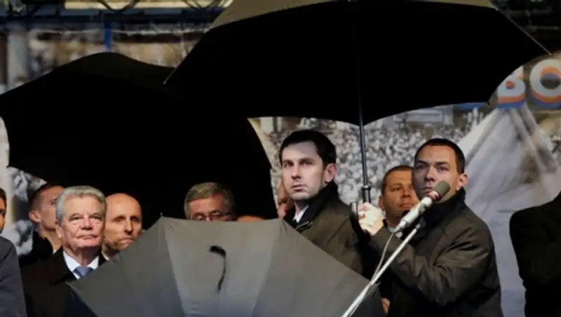 В Чехии президентов пяти стран забросали яйцами и помидорами