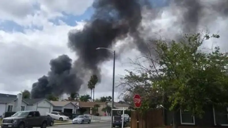 Самолет упал на жилые дома возле школьного кампуса в США