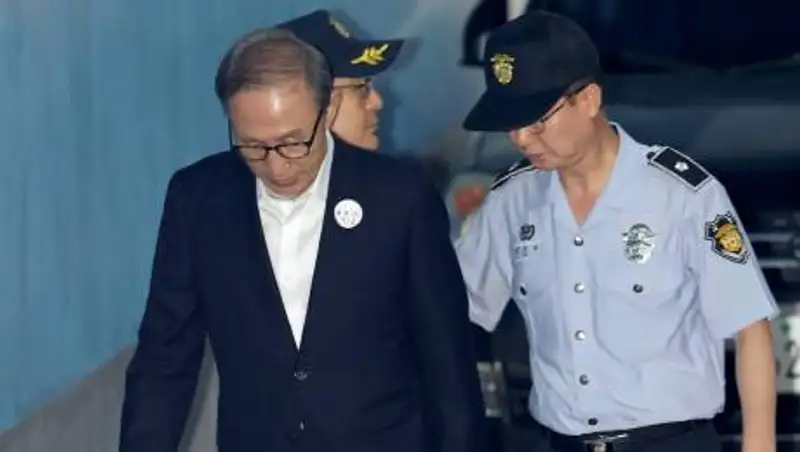 Экс-президент Южной Кореи приговорен к 17 годам тюрьмы