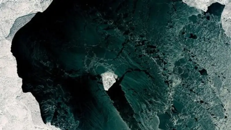 Спутник заснял в Каспийском море похожую на бриллиант льдину