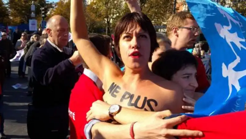 Десятки тысяч парижан вышли на марш против однополых браков