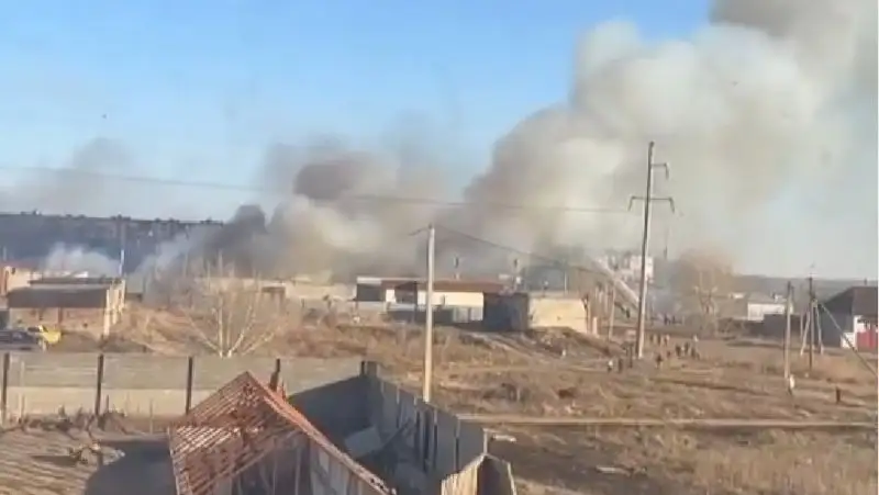 Гектар сухой травы сгорел в Павлодаре рядом с жилым сектором