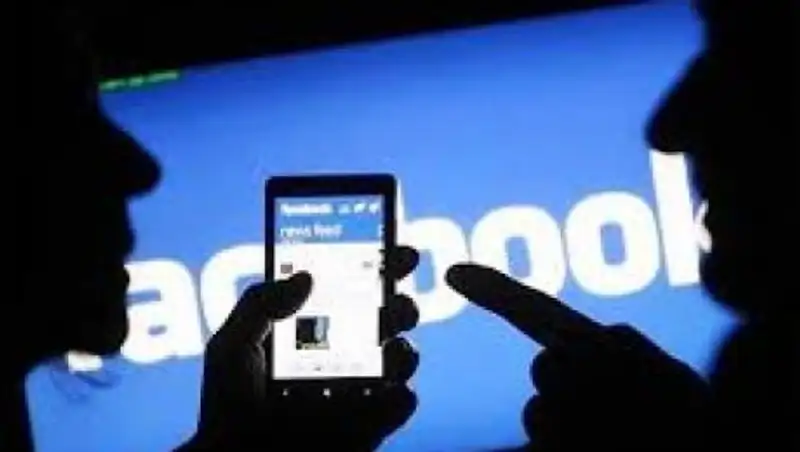 Facebook начала маркировать новости, которые пользователи сочли недостоверными