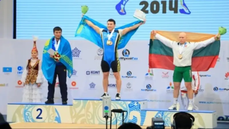 Федерация тяжелой атлетики подарила машины казахстанским чемпионам мира