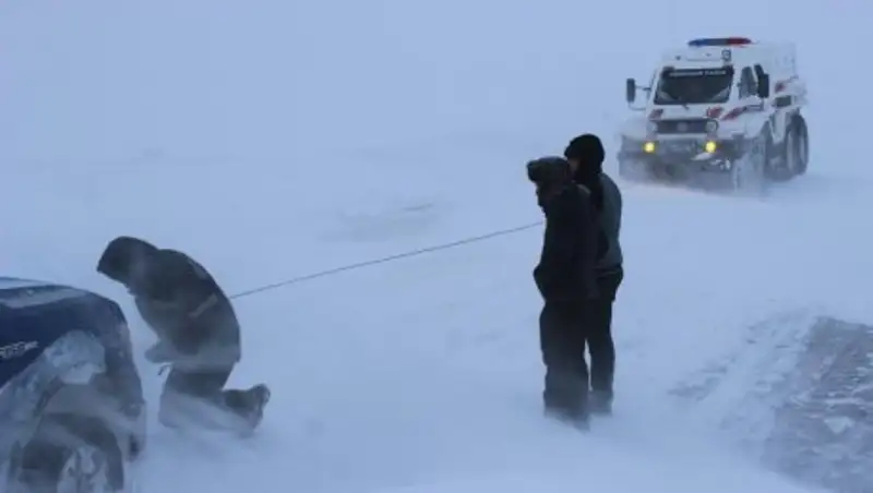 За сутки спасатели эвакуировали из снежных заносов около 150 человек