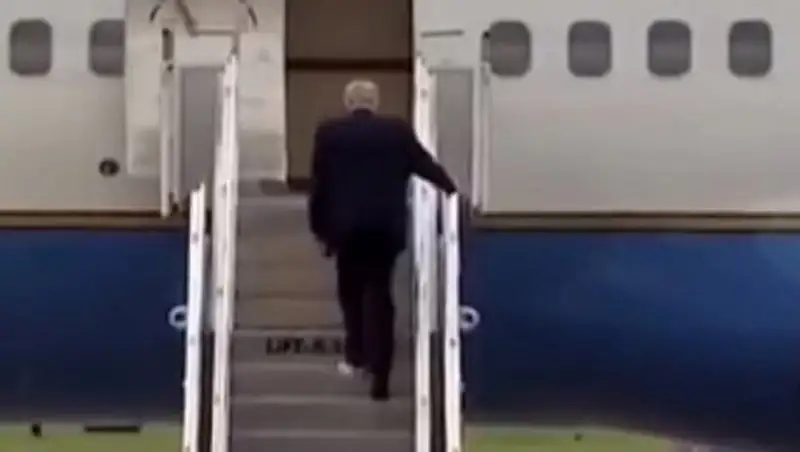 Трамп и туалетная бумага: видео казуса с американским президентом