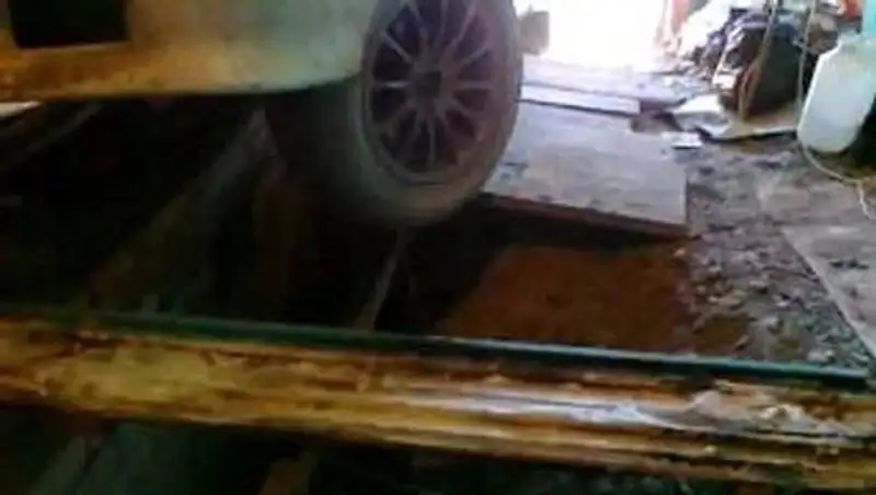 В Шымкенте 60-летний мужчина провалился в ремонтную яму