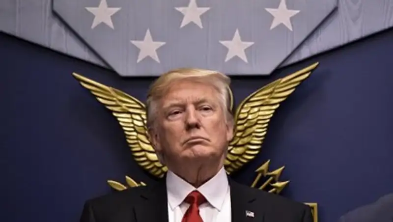 Трамп пообещал "спасти" американцев от реформы здравоохранения Обамы