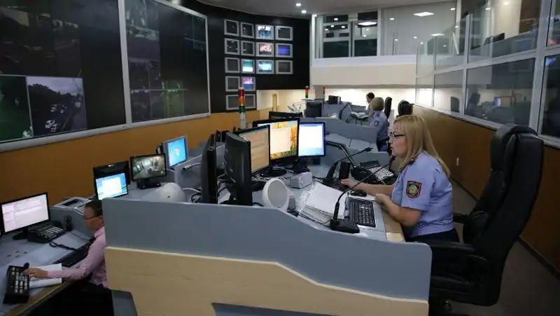 Полиция нашла водителя, провезшего «Черного плаща» на крыше машины по Алматы