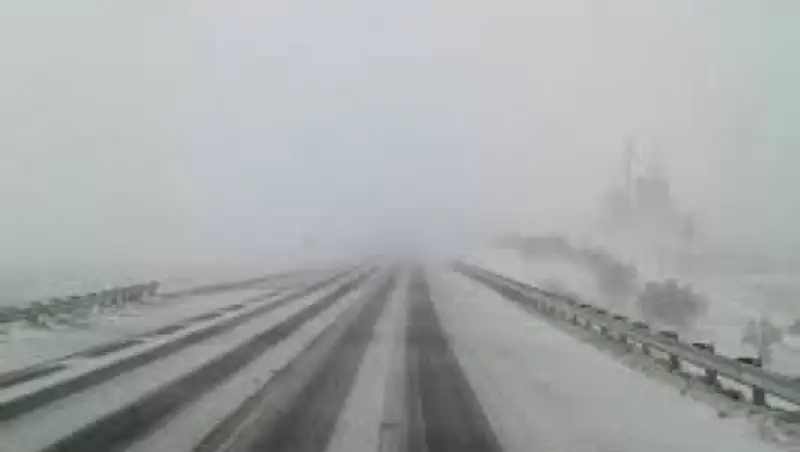 В ряде областей Казахстана ограничено движение транспорта по автотрассам