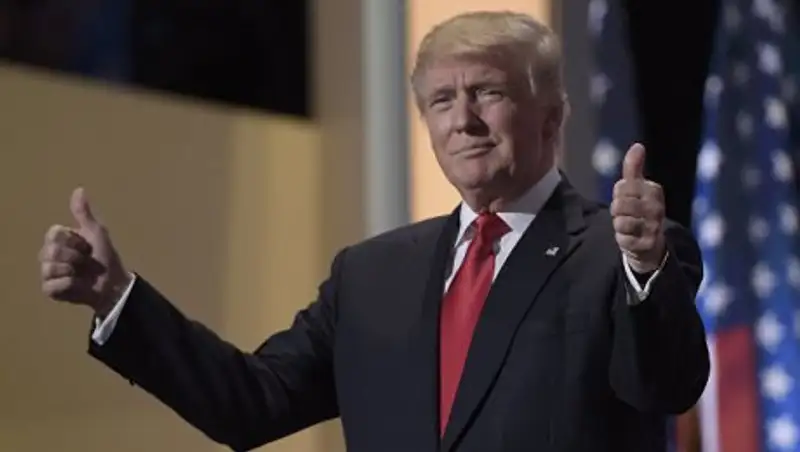 Трамп назвал "неумными" заявления Клинтон о Путине