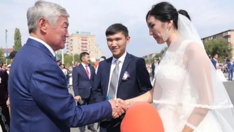 50 пар одновременно поженились в День Конституции в Актобе