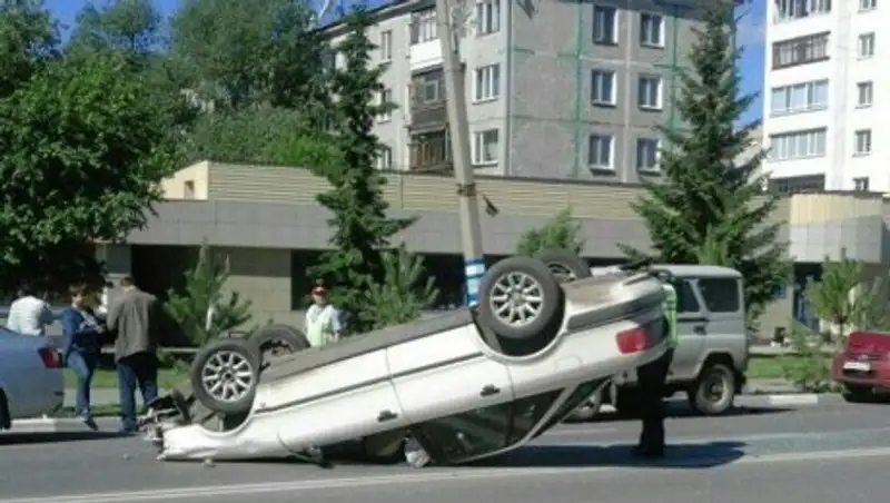 В Петропавловске водитель после «перевертыша» сбежал с места ДТП