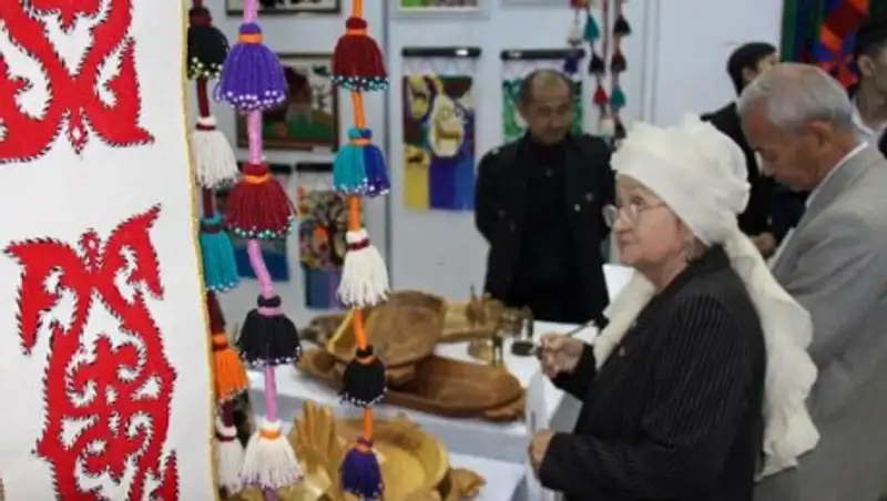 О&#1178;О-да "Халы&#1179; м&#1201;расы" облысты&#1179; &#1179;ол&#1257;нер шеберлеріні&#1187; к&#1257;рме-ж&#1241;рме&#1187;кесі &#1257;тті