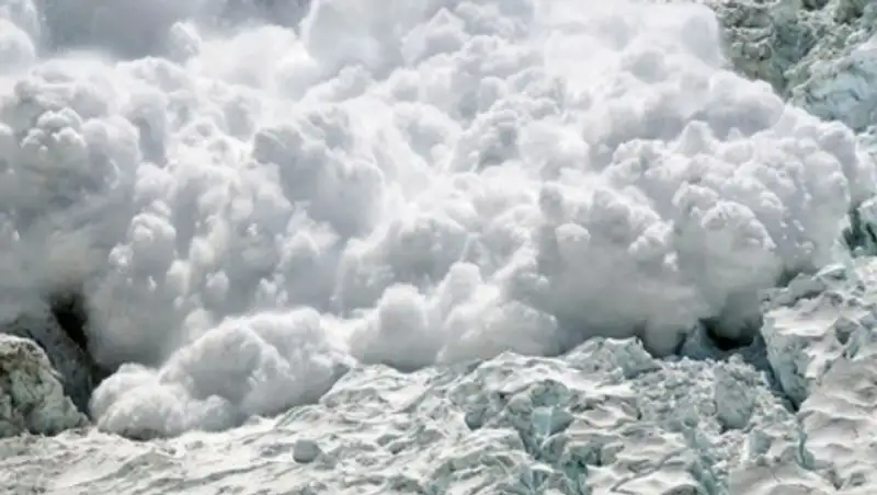 В ВКО спасатели спускают лавины